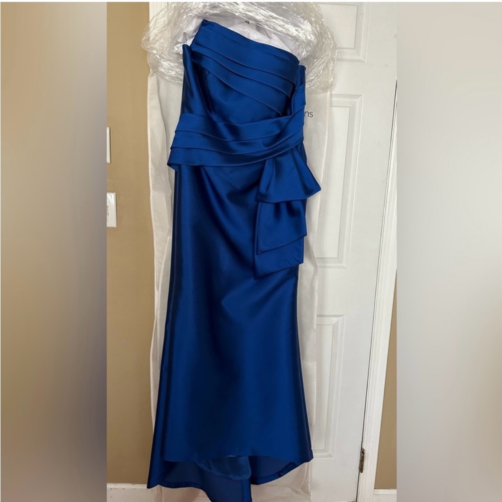 Stunning Frascara Evening Gown. All details of size are in attached photos - Picture 9 of 16